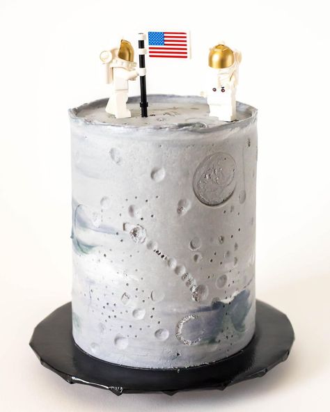 Brittanie on Instagram: “Happy Moon Day!! Throwing it back to this Moon cake I made for the 50th Anniversary of the Apollo 11 Moon Landing🌗👨🏻‍🚀 Craters and details…” Rocket Ship Cakes, Space Cupcakes, Sun Cake, Apollo 11 Moon Landing, Moon Day, Tiered Cakes Birthday, Dad Birthday Cakes, Resep Cake, Fashion Cake