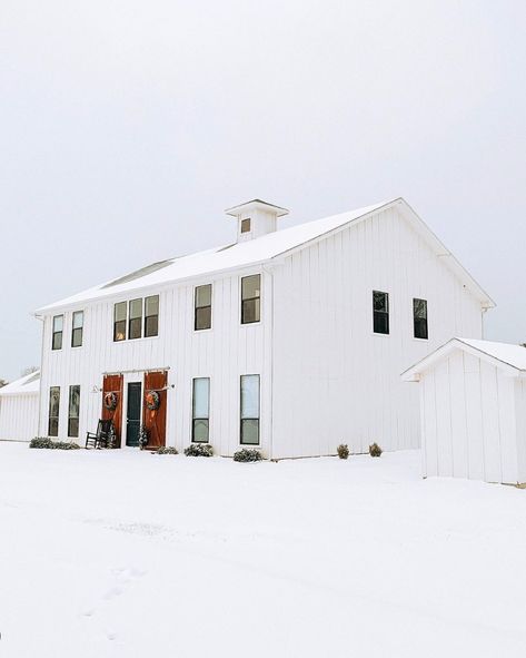 15 Stunning White Barndominium Ideas - Nikki's Plate White Barndominium Ideas, White Barndominium Exterior, White Barndominium, Barndominium Exterior, Industrial Farmhouse Decor, Types Of Steel, Open Concept Layout, Traditional Houses, Farmhouse Fall Decor