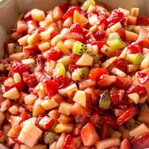 Fruit Salsa with Baked Cinnamon chips - strawberries, apples, raspberries, and kiwis make the perfect sweet salsa! the-girl-who-ate-everything.com Fruit Salsa With Baked Cinnamon Chips, Fruit Salsa And Cinnamon Chips, Cinnamon Chip Recipes, Sweet Salads, Apple Salsa, Sweet Salsa, Fruit Salsa Recipe, The Girl Who Ate Everything, Fruit Appetizers