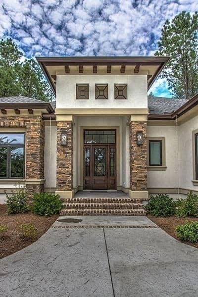 Portico Design, Beautiful Entrance, Small House Elevation Design, Classic House Design, Brick Exterior House, Casas Coloniales, Front Entrance, Bungalow House Design, Village House Design