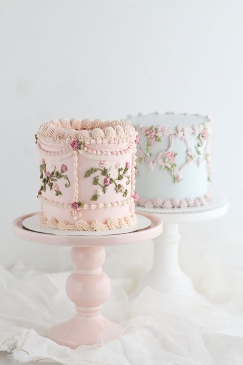 Fancy Buttercream Cakes, Cottage Cake Ideas, Vintage Cake Flowers, Elegant Mini Cakes, French Cake Design, Bridgerton Cakes Ideas, Bridgerton Cake Design, 2024 Birthday Cake, Vintage Bridal Shower Cake