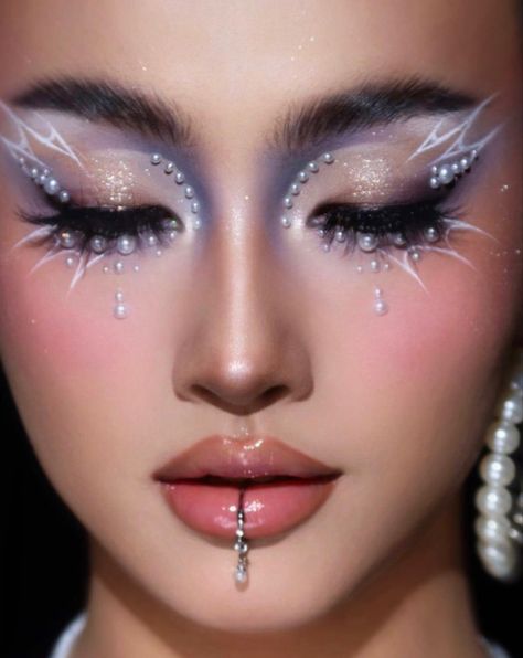 #ideas #instagram #inspiration #diy #design #decor #shopping #accessories NINEFROGS Спонж Beauty Blender, Futuristic Makeup, Halloweenský Makeup, Drag Make-up, Face Art Makeup, Graphic Makeup, Rave Makeup, Ethereal Makeup, Unique Makeup