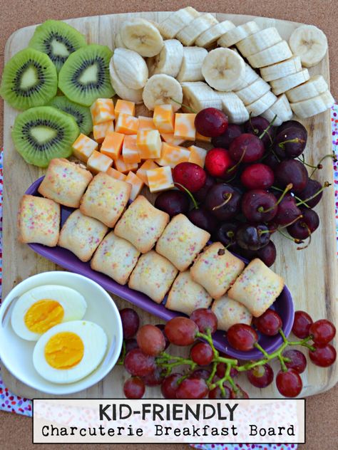 Breakfast Board For Two, Kids Breakfast Charcuterie Board, Kids Snack Tray Ideas, Toddler Grazing Board, Kidcuterie Board, Kid Charcuterie Board Ideas, Kids Charcuterie Board Dinner, Summer Kid Food, Toddler Snack Board