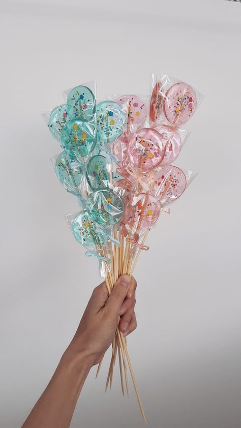 Easy Lollipop Recipe, Christmas Smoothies, Lollipop Recipe, Chocolate Lollies, Asian Cake, Honey Spoons, Birthday Traditions, Homemade Waffles, Blue Or Pink