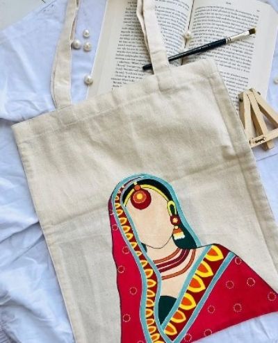 50 Tote bag painting ideas - Craftionary Tot Bag Painting, Cloth Bag Design Ideas, Painting On Tote Bags, Cute Acrylic Painting Ideas, Painting Ideas Indian, Cute Acrylic Painting, Hand Painted Tote Bags, Tote Bag Painting Ideas, Bag Painting Ideas