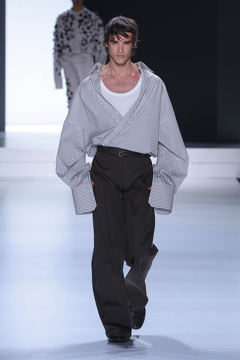 Quiet Luxury Men’s, Runway Model Aesthetic Men, Men’s High Fashion Editorial, Men Fashion Poses, Mens Fashion Runway, Vetements Runway, Cyberpunk Outfit Male, Menswear Couture, Men Couture