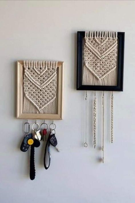 Boho Key Holder, Wall Jewelry Display, Small Jewelry Holder, Jewelry Wall Display, Key Holder Wall, Simpul Makrame, Pola Macrame, Macrame Wall Hanging Tutorial, Boho Macrame Wall Hanging