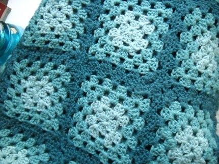 vintage-blue-granny-square-afghan Granny Square Häkelanleitung, Crochet Granny Square Afghan, Granny Square Afghan, Crochet Granny Square Blanket, Manta Crochet, Afghan Patterns, Granny Square Blanket, Crochet Afghans, Square Blanket