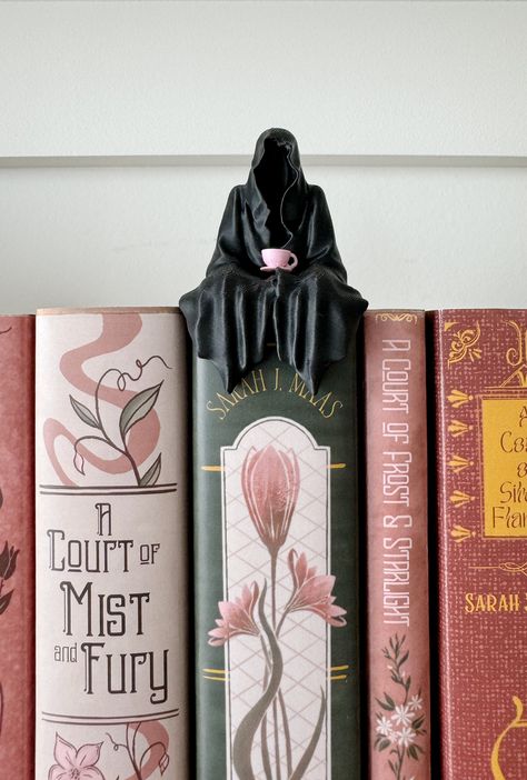 🌟 Bring the mystical world of ACOTAR to life with this stunning 3D printed Suriel figurine! 🌟 This meticulously crafted Suriel figure is inspired by Sarah J. Maas's bestselling A Court of Thorns and Roses series. Perfect for fans and collectors alike, this unique piece captures the eerie beauty and ancient wisdom of the enigmatic Suriel. Product Details: * Material: High-quality PLA plastic * Height: 8.12 cm * Width: 5.8 cm * Depth: 4.2 cm * Color: figurine is black, tea cup is pink Features: Crafting Home Decor, Gothic Bookshelf Decor, Book Lover Diys, Witchy Cubicle Decor, 3 D Printed Ideas, Acotar Room Decor, Acotar Bookshelf Decor, Figurine Collection Display, Acotar Diy