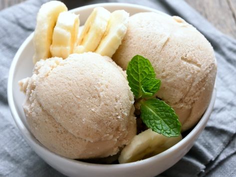 How to Make Frozen Banana Ice Cream, Plus 4 More Ways to Enjoy Frozen Bananas Healthy Morning Drinks, Homemade Banana Ice Cream, Hemgjord Glass, Non Dairy Desserts, Pineapple Soft Serve, Banana Ice Cream Recipe, Chocolate Covered Bananas, Dog Ice Cream, Dairy Desserts