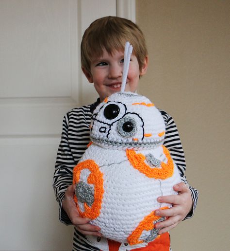 Huge, Life-sized BB-8 - Free Crochet Pattern | Photography and Art by Jennifer Nolan - dsgnGrl Amigurumi Star, Star Wars Crochet, Amigurumi For Beginners, Pattern Photography, Crochet Toys Free, Microcar, Baby Crochet Patterns Free, Bb 8, Crochet Stars