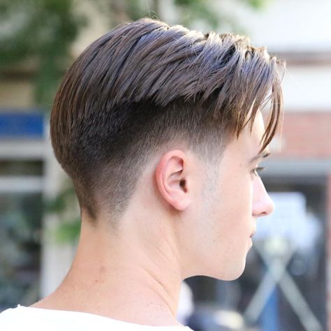 Explore 36 trendy drop fade haircut styles for men. Stay ahead of the fashion curve with these stylish choices. Click the article link for more photos and inspiration like this // Photo Credit: Instagram @barberiaharo // #dropfaddehaircut #dropfade #highdropfade #menshair #menshaircuts #menshairstyles #taperdropfade Low Fade Haircut Men's, Middle Part Haircut, Curtain Haircut, Hairstyle 2022, Mid Fade Haircut, Fade Haircut Styles, Drop Fade Haircut, Low Fade Haircut, Middle Part Hairstyles