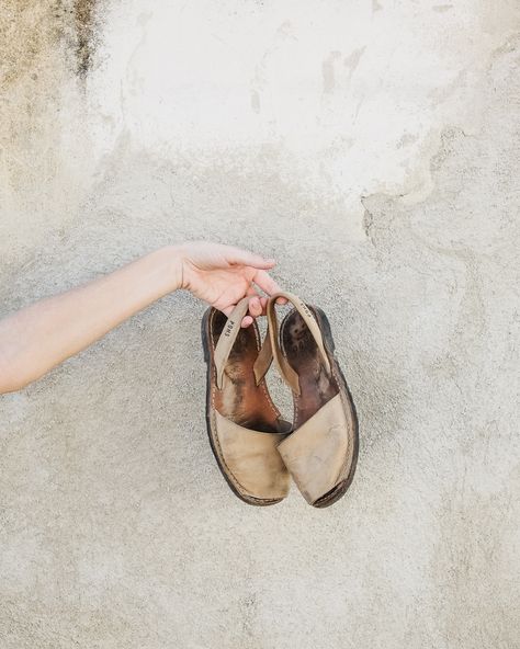 A Traveler's Review: Pons Avarcas Are Ethical, But Are They Sustainable? - Ecocult Pons Shoes Outfit, Pons Avarcas Outfit, Avarcas Outfit, Chooka Boots, Pons Shoes, Sandals Outfit, Diy Photography, Dressed To The Nines, Conscious Fashion