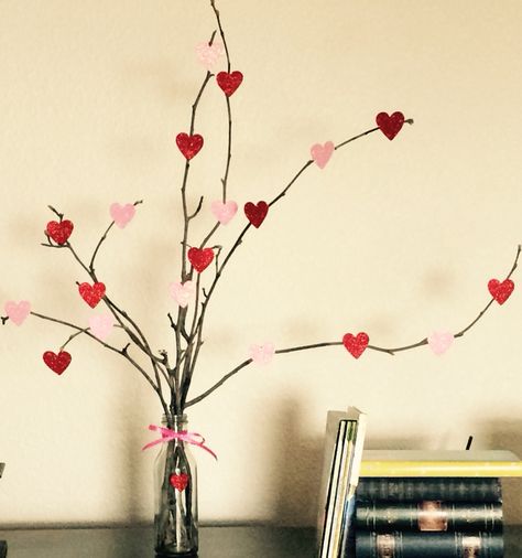 Cafe Valentines Day Decor, Deco St Valentin, Cards Making Ideas, Ecofriendly Crafts, Card Making Ideas Easy, Valentines Party Decor, Punny Valentines, Diy Valentine's Day Decorations, Valentine Tree