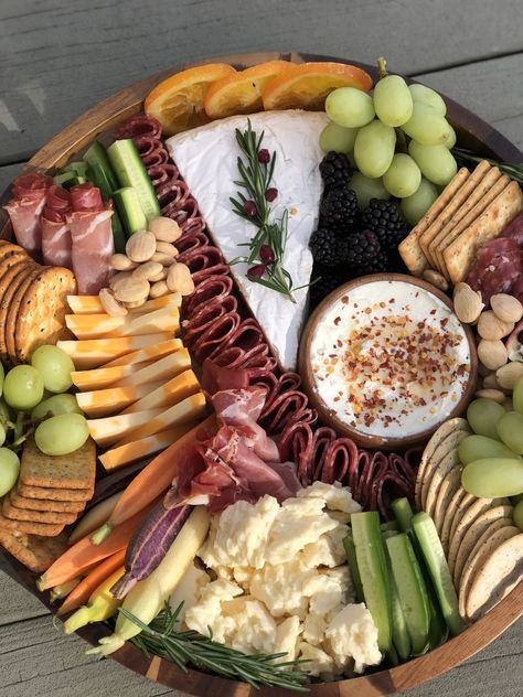 Circle Cheese Board, Mini Charcuterie Board Ideas, Freeze Cheese, Christmas Cheese Board, Pimento Cheese Recipe, Bbq Party Food, Recipes Cheesecake, Cream Cheese Dip, Cheese Baked