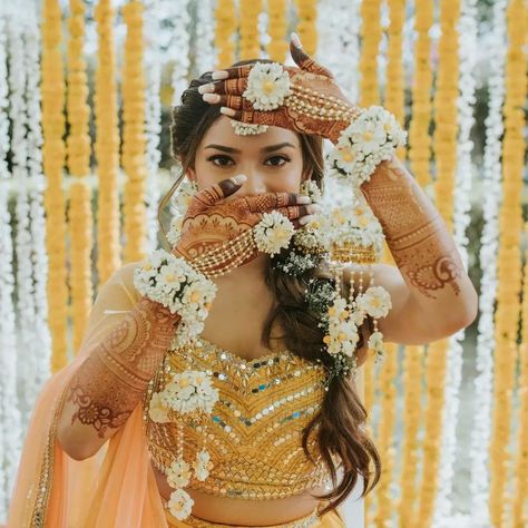 Floral Jewellery- Floral Jewellery For Haldi & Mehndi for Bride Haldi Ceremony Outfit For Bride, Haldi Photography Ideas, Haldi Look For Bride, Haldi Poses For Bride, Haldi Outfit For Bride, भारतीय दुल्हन संबंधी, Flower Jewellery For Haldi, Flower Jewellery For Mehndi, Haldi Ceremony Outfit