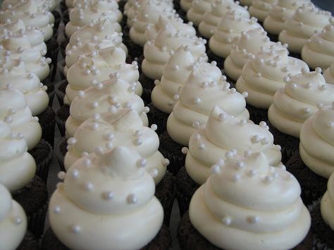 Cupcake ideas Pearl Cupcakes, Monogram Cupcakes, Elegant Cupcakes, Edible Pearls, White Cupcakes, White Bridal Shower, White Frosting, Cupcake Frosting, Shower Cupcakes