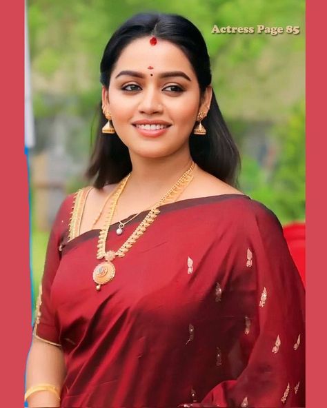 GayathriYuvaraj Gayathri Yuvaraj, Bollywood Actress Without Makeup, Indian Dresses For Women, Beautiful Women Over 40, Beautiful Smile Women, Blogger, Led, Gold