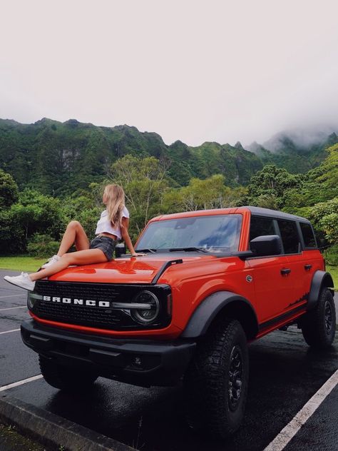 Ford bronco = perfect island car Ford Bronco Photoshoot, Bronco Photoshoot, Broncos Pictures, New Bronco, Car Poses, Car Girl, Photo Story, Ford Bronco, Short Girls