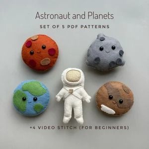 Felt astronaut pillow pattern - Etsy Diy Felt Plushies, Felt Astronaut, Earth Ornament, Planet Toys, Astronaut Baby, Sew Felt, Moon Ornament, Felt Craft Projects, Felt Crafts Christmas