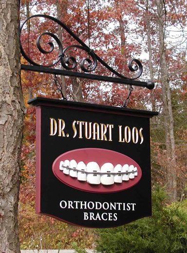 ... Home Clinic, Hand Carved Signs, Dental Clinic Logo, Dental Posters, Dental Office Design Interiors, Medical Office Design, Dental Office Decor, Sign Board Design, Dental Marketing