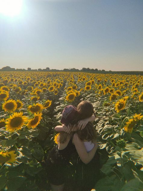 Bff Sunflower Photoshoot, Best Friend Sunflower Photoshoot, Sunflower Festival Photoshoot, Poses In Sunflower Field, Sunflower Field Photoshoot Friends, Sunflower Field Picture Ideas, Sunflower Fields Photoshoot, Sunflower Pictures With People, Sunflower Feild Pics