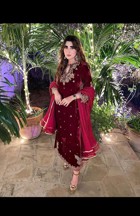 Mehroon Velvet Suit Designs, Mehroon Suit Designs, Velvet Pakistani Dress Party Wear, Velvet Dress Indian, Pakistani Dresses Party Wear, Latest Velvet Dresses, Velvet Pakistani Dress, Anarkali Patterns, Pakistani Dresses Party