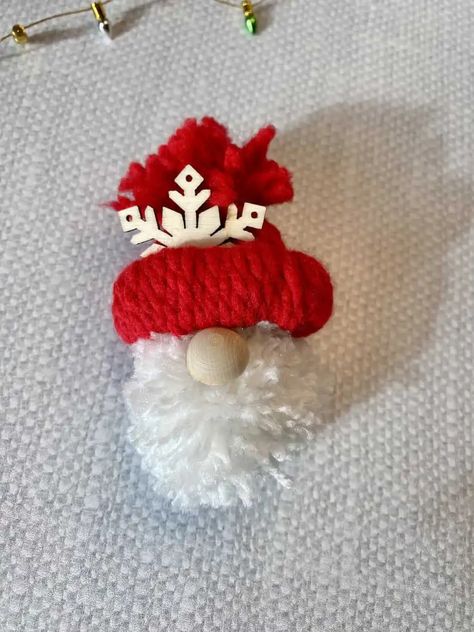 Assisted Living Crafts, Gnome Beards, Gnome Beard, Yarn Beard, Gnome Ideas, Diy Beard, Christmas Pom Pom, Beard Shapes, Gnome Tutorial