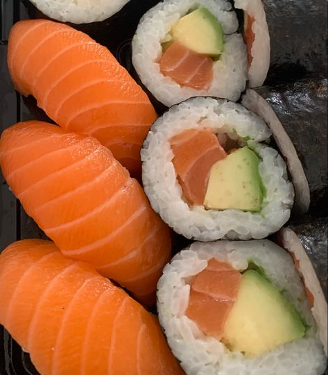 Salmon Sushi Aesthetic, Sushi Nigiri Aesthetic, Nigiri Aesthetic, Salmon Avacado, Healthy Food Lunch, Avocado Food, Sushi Aesthetic, Healthy Sushi, Food Salmon