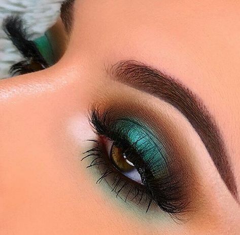 Emerald Eye Makeup, Makeup Verde, Natural Eye Makeup Tutorial, Blue Smokey Eye, Dark Eye Makeup, Bright Eye Makeup, 50 Makeup, Dramatic Eye Makeup, Flot Makeup