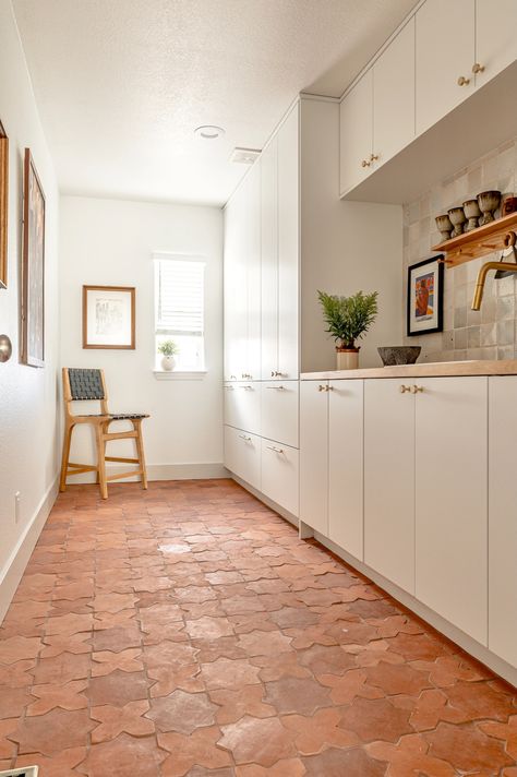 Modern Kitchen With Terracotta Floor, White Kitchen Terracotta Floor, Terracotta Tile Floor Kitchen, Kitchen With Terra Cotta Tile Floor, Terracotta Floor Tiles Kitchen White Cabinets, Terracota Kitchen Floors, Kitchen Remodel Terracotta Floor, Terrocata Kitchen Floor, Terracotta Floor Kitchen