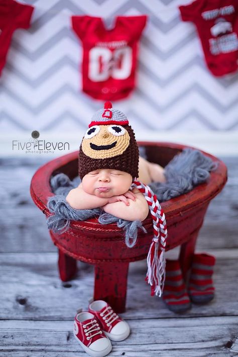 Baby Brutus Buckeye Hat ...this is sooooo darn adorable Brutus Buckeye Crochet Pattern, Buckeye Projects, Buckeye Necklaces, Crochet Ohio State Baby Hat, Ohio State Baby, Buckeye Baby, Baby Reveal, Trendy Baby, Newborn Photoshoot