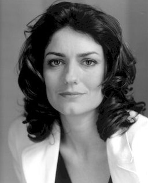 The actress Anna Chancellor, who played Caroline Bingley in P&P 1995, is descended from Jane’s brother Edward.She very possibly bears a family resemblance to her famous aunt. Jane was described as tall and slender, with high cheekbones and high color, and sparkling hazel eyes. Anna Chancellor, Film Club, Imelda Staunton, Kelly Preston, Pictures Of Anna, High Cheekbones, Hugh Grant, Celebrity Portraits, English Actresses