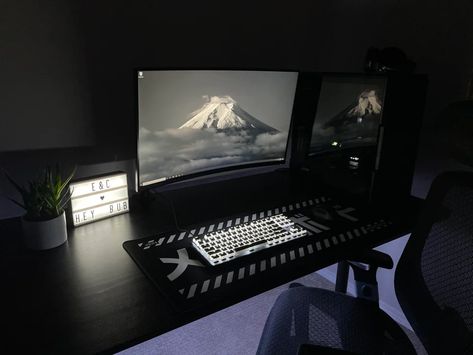 Τσάντες Louis Vuitton, White Desk Setup, Minimal Setup, Gaming Setup Ideas, Mens Bedroom Decor, Setup Inspiration, Gaming Desk Setup, Gaming Ideas, Dream Setup