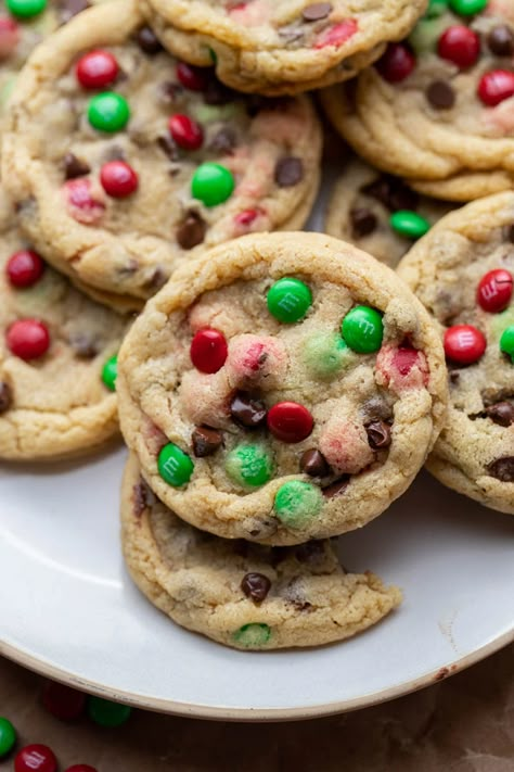 The Best Christmas M&m's Chocolate Chip Cookies - Lifestyle of a Foodie Mnm Cookies Recipe, Chocolate Chip M M Cookies, Christmas Chocolate Chip Cookies, Lifestyle Of A Foodie, M&m's Chocolate, Best Cookies Ever, Easy Christmas Cookie Recipes, Holiday Chocolate, Chocolate Chip Cookies Recipe