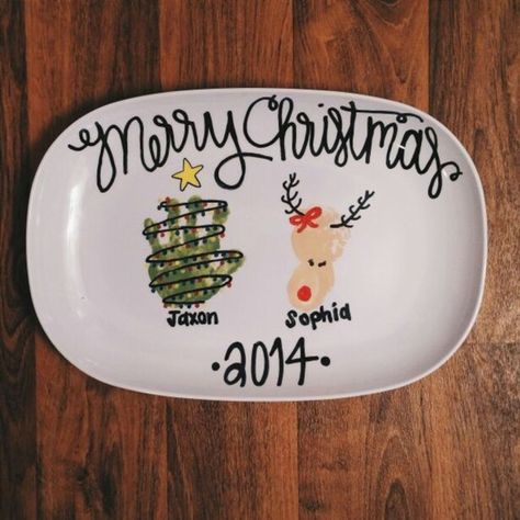 Hand Print Grandparent Gift, Gifts From Toddlers To Grandparents, Grandparents Gifts From Grandkids, Grandparent Christmas Gift Ideas, Diy Grandparent Gifts, Diy Christmas Gifts For Grandparents, Diy Christmas Plate, Christmas Presents For Grandparents, Christmas Gifts For Grandparents