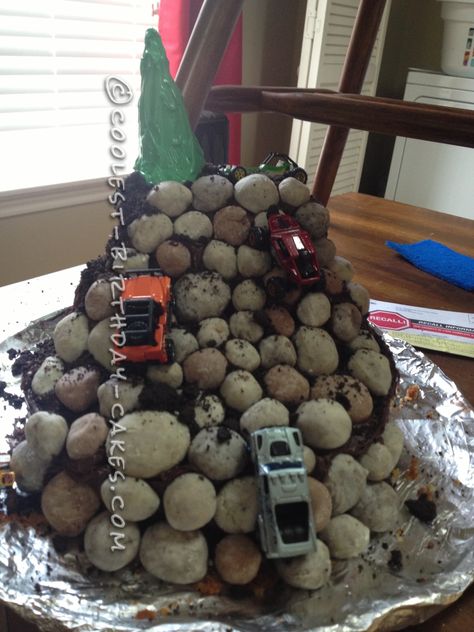 Coolest Rock Crawling Cake... This website is the Pinterest of birthday cake ideas Rc Car Cake, Bmx Cake, Jeep Birthday, Jeep Cake, Pastel Rainbow Cake, Indian Cake, Rock Cake, Baby Crawling, 3 Tier Cake