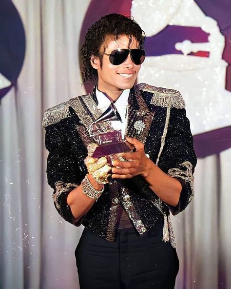 Gian Sassi🎶 on Instagram: “michael always stylish” Michael Jackson Clothes, Michael Jackson Outfits, Michael Jackson Dance, Michael Jackson Wallpaper, Photos Of Michael Jackson, Michael Jackson Thriller, Michael Jackson Smile, Joseph Jackson, Michael Jackson Pics