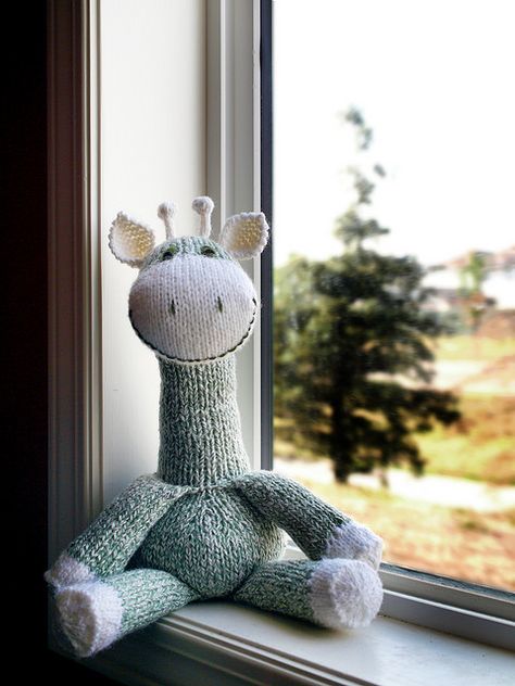 Sock Giraffe.  Like a sock monkey, but even cuter....maybe I can figure out how to make this in time for camp....that is if anyone is interested in making one.... Sock Giraffe, Toy Giraffe, Small Stuffed Animals, Sock Doll, Sock Dolls, Sock Toys, Diy Socks, Sock Crafts, Giraffe Pattern