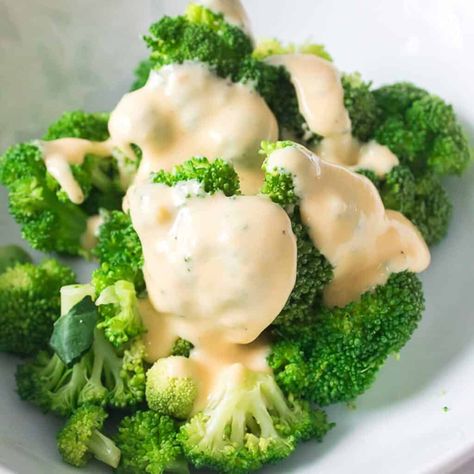 Looking for an easy Velveeta cheese sauce to top nachos, pasta, or broccoli? Look no further! This creamy cheese sauce is made with just a few simple ingredients and ready to eat in just 10 minutes! Broccoli And Velveeta Cheese, Cheese Sauce With Velveeta, Velveeta Sauce, Broccoli Velveeta, Broccoli Cheese Sauce, Cornstarch Gravy, Vegan Bechamel Sauce, Broccoli Sauce, Velveeta Cheese Sauce