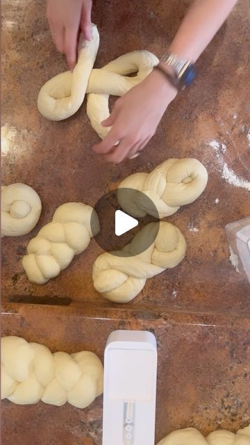 Authentic Challah Bread Recipe, Filled Bread Recipes, Cinnamon Challah Bread, Mini Challah Bread, Twisted Bread Recipes, Bread Shapes Ideas Simple, Sweet Bread Dough, Bread Design Ideas, Challah Rolls