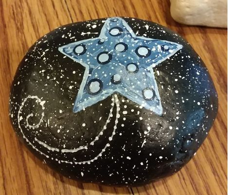 Shooting star painted rock Star Rock Painting, Glow Rock, Moon Rocks, Painting Canvases, Painted Rocks Craft, Rock Painting Ideas Easy, Rock Painting Patterns, Mandala Rocks, Painting Rocks