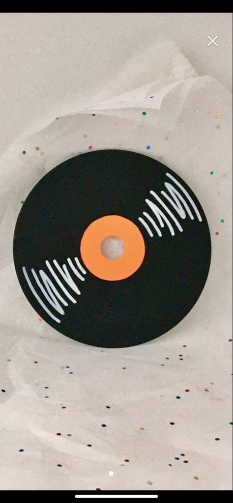 Paper Records Diy, Vynil Drawings, What To Paint On Cds, Painting Of Records On Canvas, Record Drawing Simple, Vinyl Art Paint Aesthetic, Record Design Ideas, Cute Painted Records, Dvd Decor