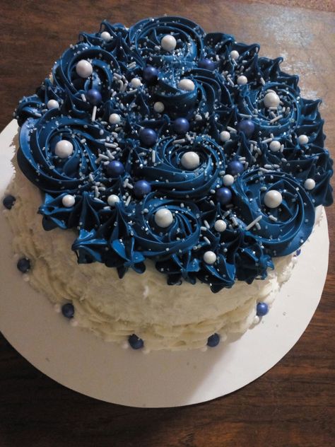 French vanilla cake with white frosting. Decorated with pearls and silver sprinkles. Loving the color scheme with that royal blue! @hobby.cakes on insta and fb Blue Silver Cake, Moist White Cake, Silver Sprinkles, French Vanilla Cake, White Cake Recipe, Silver Cake, White Frosting, Blue Cakes, White Cake Mixes