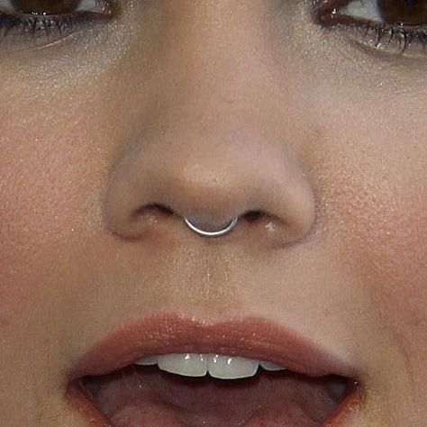 Maia Mitchell Septum Piercing | Steal Her Style Diy Piercing, Bijoux Piercing Septum, Piercings Bonitos, Faux Septum Ring, Septum Piercing Jewelry, Faux Septum, Septum Hoop, Septum Nose, Septum Piercings