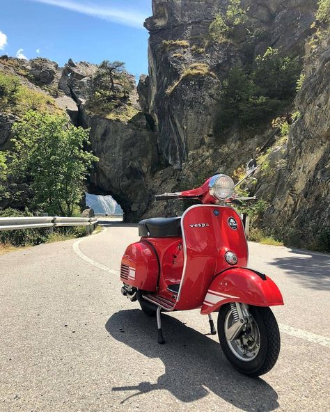 | YOU'RE A VESPA LOVER | auf Instagram: „| You're a Vespa Lover |❤ Photo by: @gigalcartoons ------------------------------------------------------------- TAG:…“ Captions Instagram Aesthetic, Vespa 200, Vespa Tuning, 49cc Scooter, Vespa Vintage Italy, Vespa Gt, Red Vespa, Italian Scooter, Lover Photo