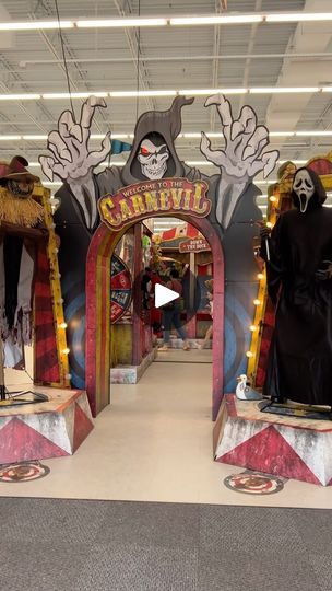 Halloween Spirit Store, Halloween Animatronics, Come With Me, Talking Heads, Scary Movies, Spirit Halloween, Halloween Decorations, Houston, Halloween Costumes