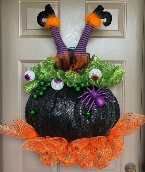 Cauldron Door Decoration, Cauldron Wreath, Pumpkin Mesh Wreaths, Witch Pot, Porta Halloween, Halloween Trick Or Treating, Witch Hat Wreath, Moldes Halloween, Halloween Mesh Wreaths