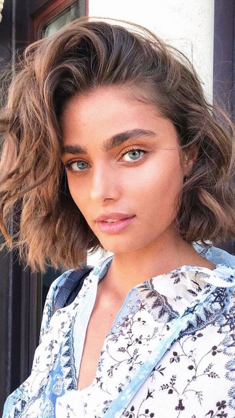 Taylor Hill Hair, Modern Bob Haircut, Short Wavy Haircuts, Wavy Haircuts, Wedding Guest Hairstyles, Venice Film Festival, Taylor Hill, Short Wavy, Cut My Hair