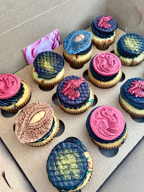 INSTA @ envycupcakes Dragon Egg Cupcakes, Medieval Cupcakes, Dragon Cupcakes, Egg Cupcakes, Custom Cupcakes, House Of The Dragon, Dragon Egg, Dragon Wings, Dragon Scale